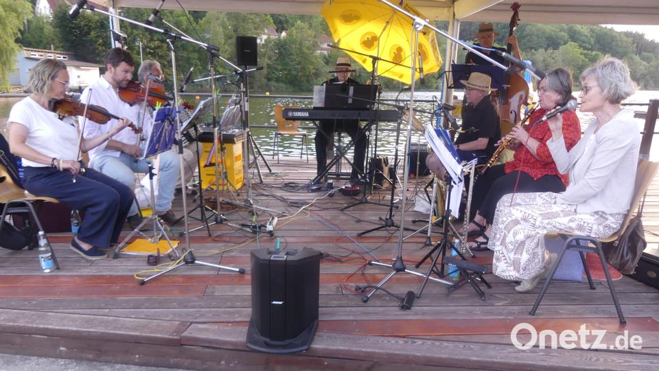 Das Ensemble "Stodtbergsait'n" nahm seine Zuhörer am Eschenbacher Rußweiher mit auf eine musikalische Weltreise. Bild: Walther Hermann