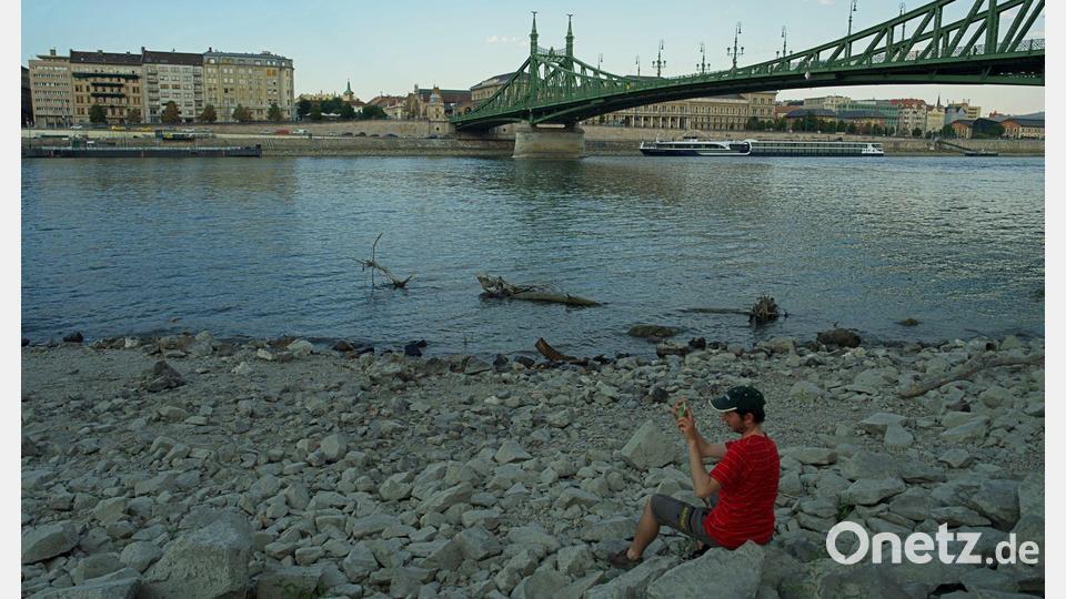 In Budapest führt die Donau wenig Wasser - Relikte aus der Vergangenheit kommen zum Vorschein. Bild: Bela Szandelszky/AP/dpa