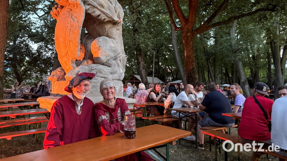 Cantus Ferrum feiert alle zwei Jahre sein Brunnenfest am Maxplatz in Amberg. Bild: Petra Hartl
