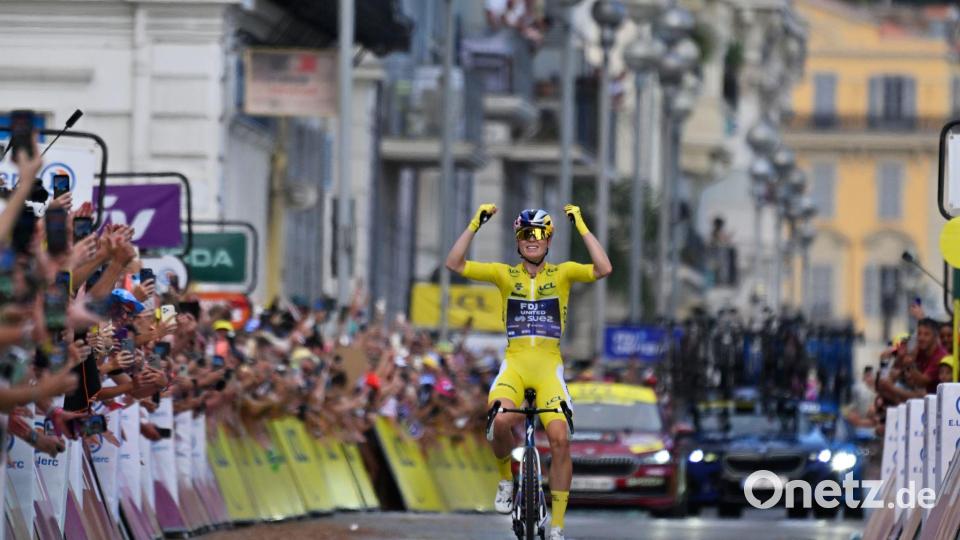 Vollering feiert ihren Tour-Sieg. Bild: Philippe Magoni/AP/dpa