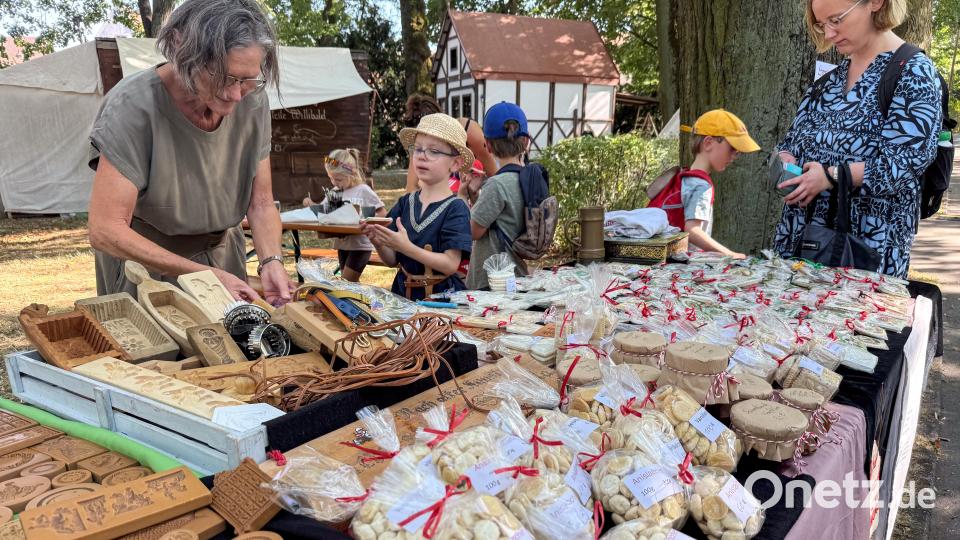 Cantus Ferrum feiert alle zwei Jahre sein Brunnenfest am Maxplatz in Amberg. Bild: Petra Hartl