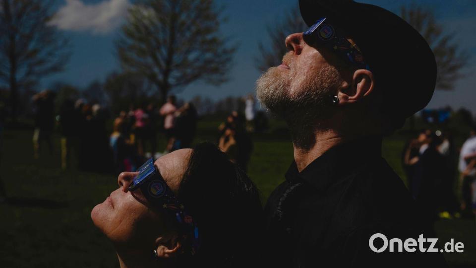 Millionen Menschen werden zum Himmel schauen, wenn die Sonne am 12. August vom Mond bedeckt ist. (Archivbild) Bild: Jon Cherry/AP/dpa