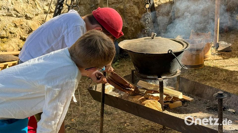 Cantus Ferrum feiert alle zwei Jahre sein Brunnenfest am Maxplatz in Amberg. Bild: Petra Hartl