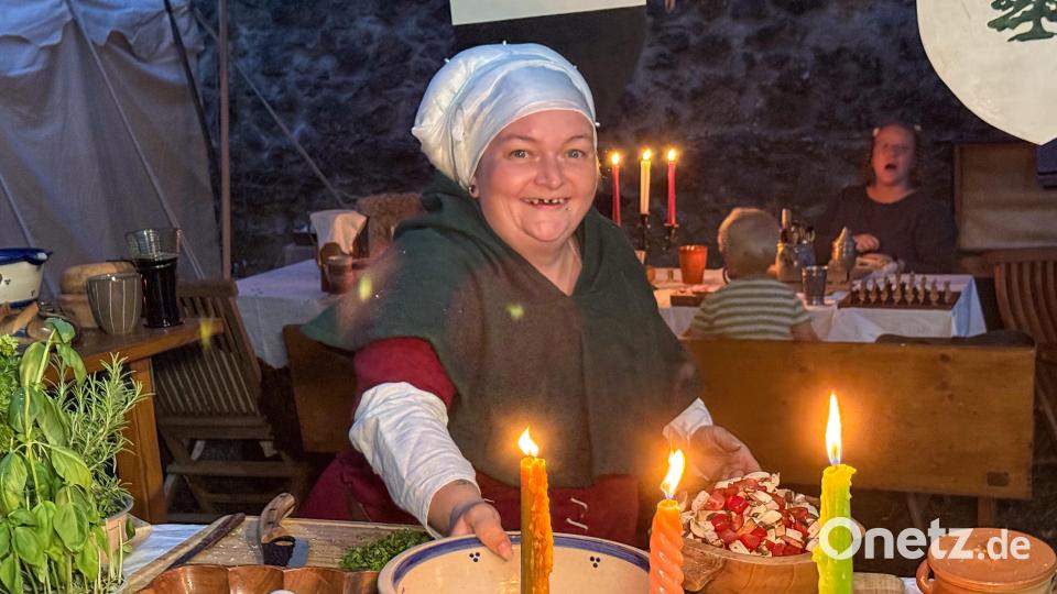 Cantus Ferrum feiert alle zwei Jahre sein Brunnenfest am Maxplatz in Amberg. Bild: Petra Hartl