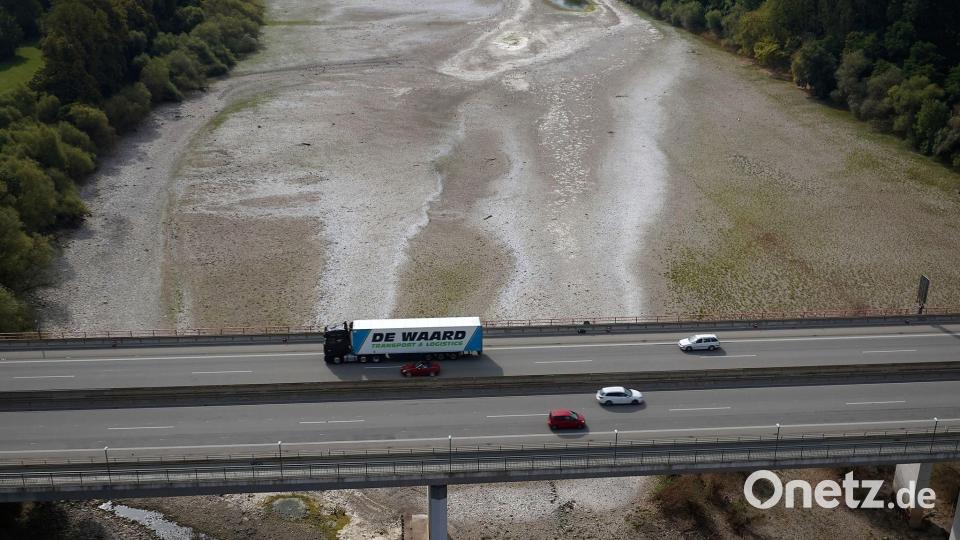 Lkw überquert Rheinbrücke bei Bendorf - Lkw-Fahrverbot an Sonn- und Feiertage wegen Niedrigwasser in einigen Bundesländern ausgesetzt Bild: Thomas Frey/dpa