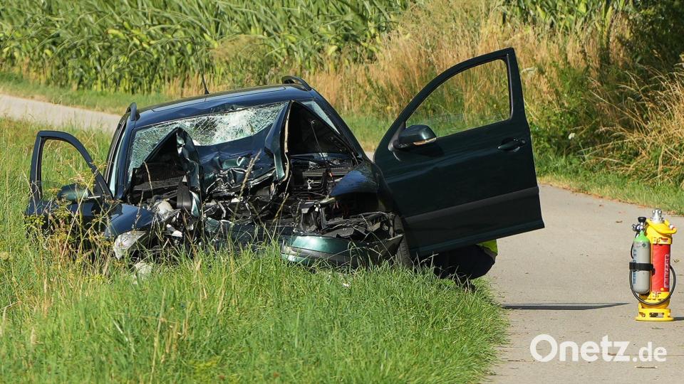 Nach dem Unfall stand das schwerbeschädigte Auto an der Unfallstelle. Bild: Felix Kirberg/dpa