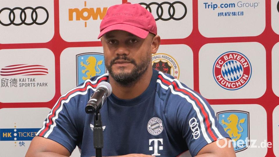 Trainer Vincent Kompany sagt, was ihm besonders gut gefallen hat. Bild: Christian Kunz/dpa