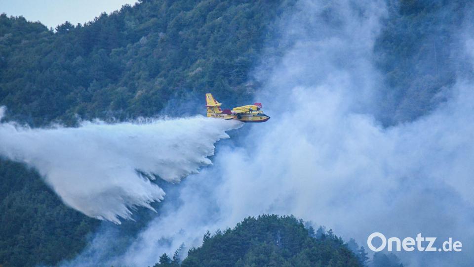 Die Feuerwehr ist mit Löschflugzeugen im Einsatz. Bild: Jason Tschepljakow/dpa