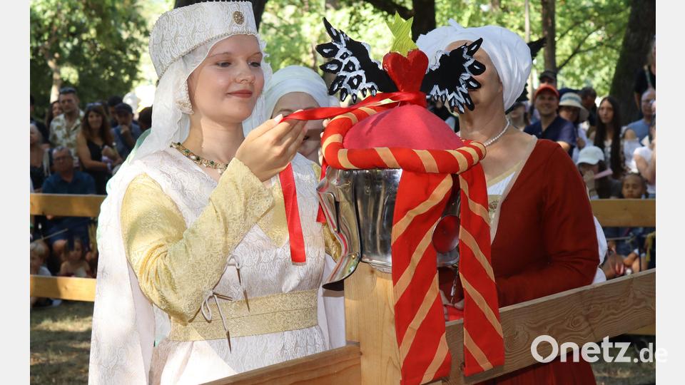 Margarete von Bayern-Landshut kennzeichnete die schönsten Helme der wackeren Ritter mit einem roten Band. Bild: Heidi Franitza