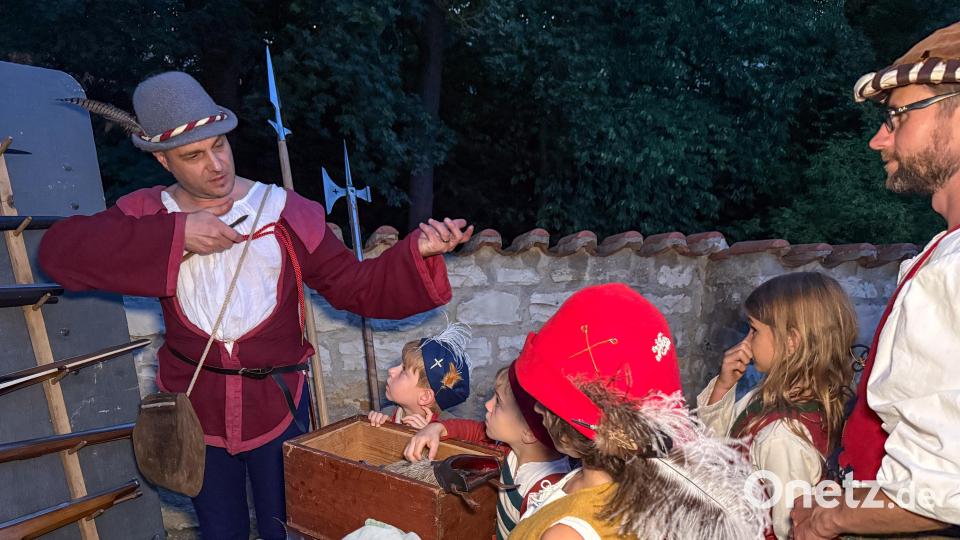 Cantus Ferrum feiert alle zwei Jahre sein Brunnenfest am Maxplatz in Amberg. Bild: Petra Hartl