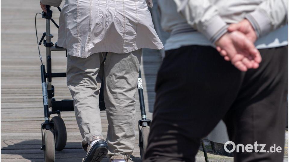 Die Abschaffung der „Rente mit 63“ - die faktisch derzeit ohnehin erst mit 64,5 Jahren verfügbar ist - gehört zum umfassenden Gesamtkonzept einer Rentenkommission. (Symbolbild) Bild: Stefan Sauer/dpa
