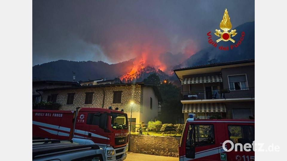 Zu dem Feuer kam es in der Gemeinde Tignale am Westufer des Gardasees. Bild: --/Vigili del Fuoco/dpa
