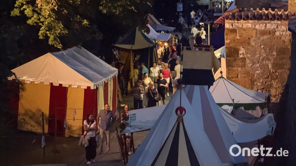 Cantus Ferrum feiert alle zwei Jahre sein Brunnenfest am Maxplatz in Amberg. Bild: Petra Hartl