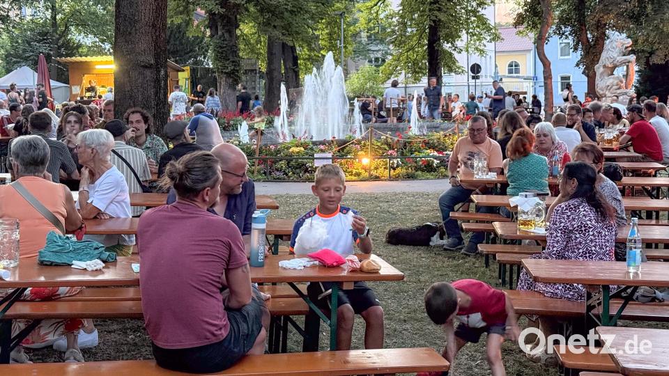 Cantus Ferrum feiert alle zwei Jahre sein Brunnenfest am Maxplatz in Amberg. Bild: Petra Hartl