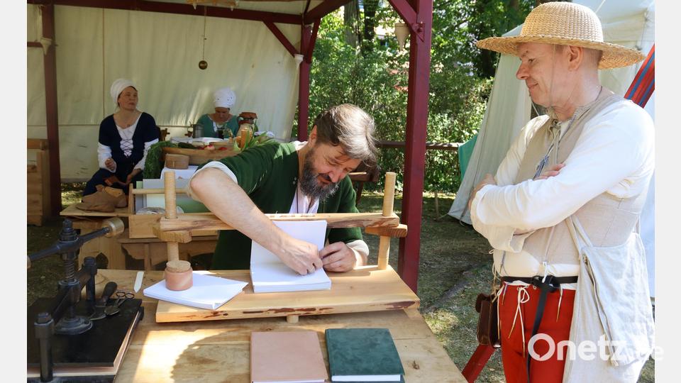 Edles Handwerk zeigt der Buchbinder. Bild: Heidi Franitza