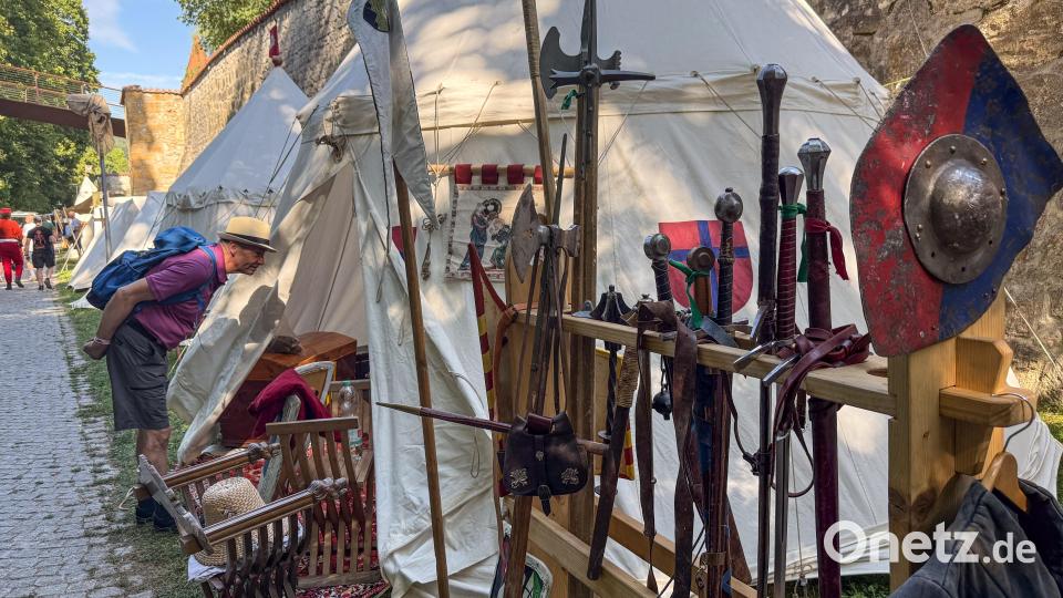 Cantus Ferrum feiert alle zwei Jahre sein Brunnenfest am Maxplatz in Amberg. Bild: Petra Hartl
