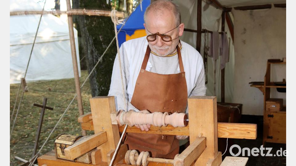 Handwerker wie der Drechsler zeigten ihr Können. Bild: Heidi Franitza