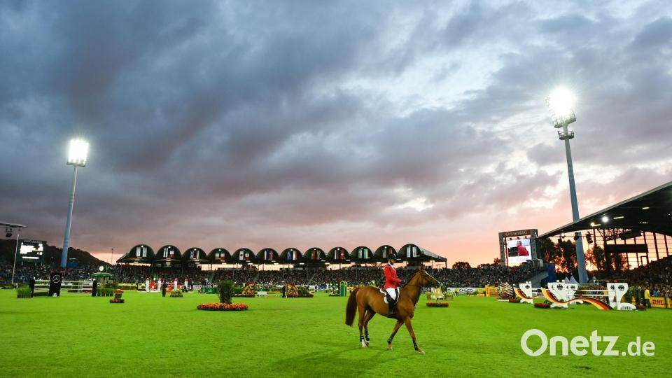 Bei der WM in Aachen wird die Team-Medaille bei den Springreitern unter Flutlicht vergeben. (Archivbild) Bild: picture alliance / dpa