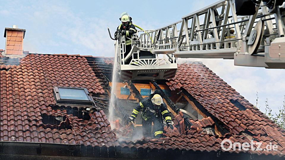 Ein zweijähriges Kind kam nach dem Feuer in Glattbach ins Krankenhaus. Bild: Ralf Hettler/dpa