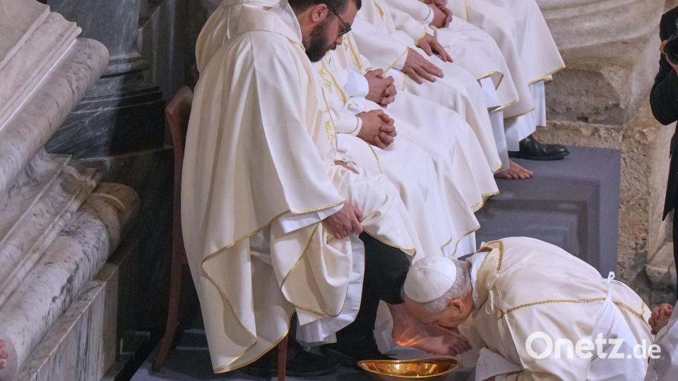 Papst Leo XIV. wäscht und küsst die Füße von Priestern in Rom am Gründonnerstag in der Lateranbasilika. (Archivbild) Bild: Andrew Medichini/AP/dpa
