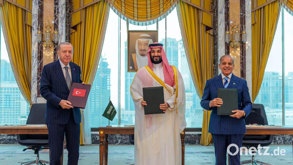 Der türkische Präsident Erdogan (l), Saudi-Arabiens Kronprinz Salman (M) und der pakistanische Premier Sharif unterzeichneten den Pakt in Mekka. Bild: -/Saudi Press Agency/AP/dpa