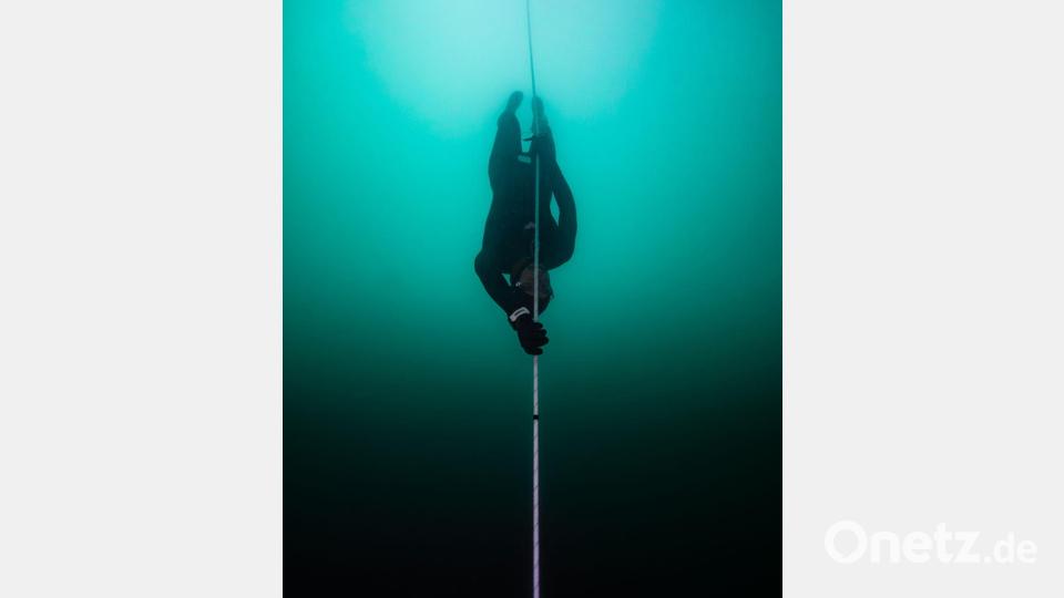 Am Seil zieht sich der Apnoe-Taucher Minja Marinković bis auf 85 Meter in die Tiefe. Bild: Samuel Mauch/dpa