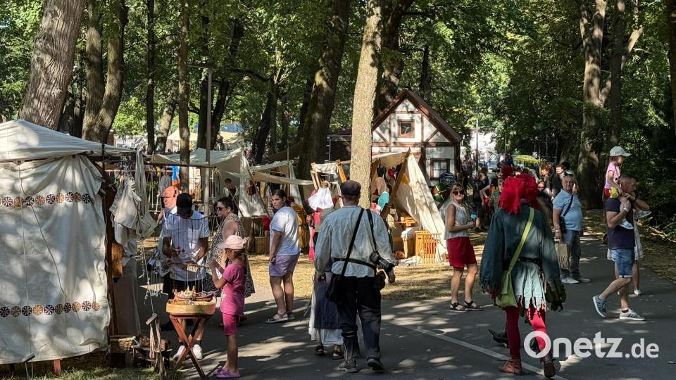 Cantus Ferrum feiert alle zwei Jahre sein Brunnenfest am Maxplatz in Amberg. Bild: Petra Hartl