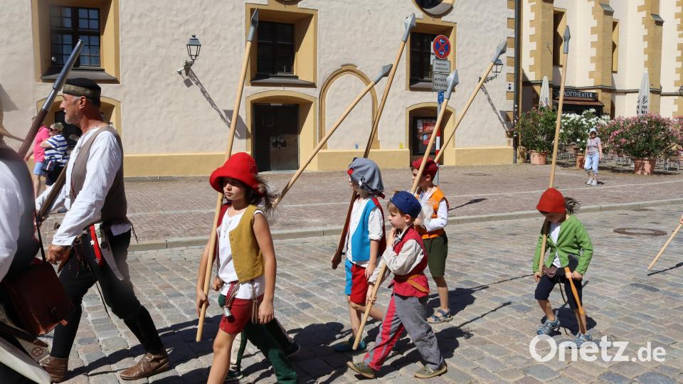 Früh übt sich, wer ein Landsknecht werden will. Bild: Heidi Franitza