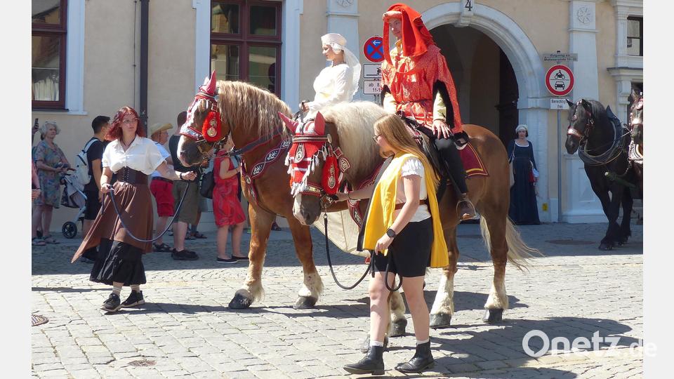 Unter dem Jubel des Volkes zog das kurfürstliche Brautpaar hoch zu Ross durch Ambergs Gassen. Bild: Heidi Franitza