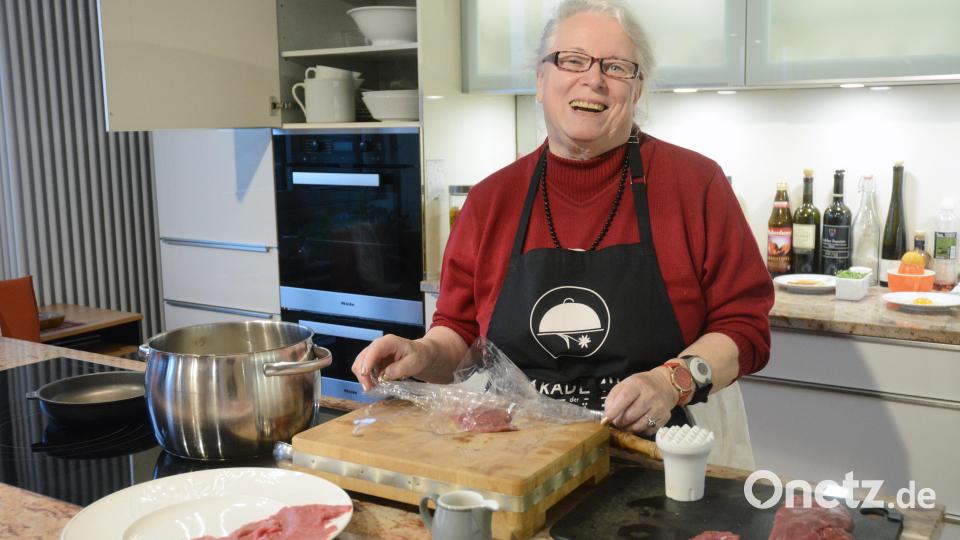 Waltraud Witteler kocht mit Begeisterung und bewirtet gerne Gäste. Auch mehrere Kochbücher hat sie bereits verfasst. Bild: Gabi Schönberger