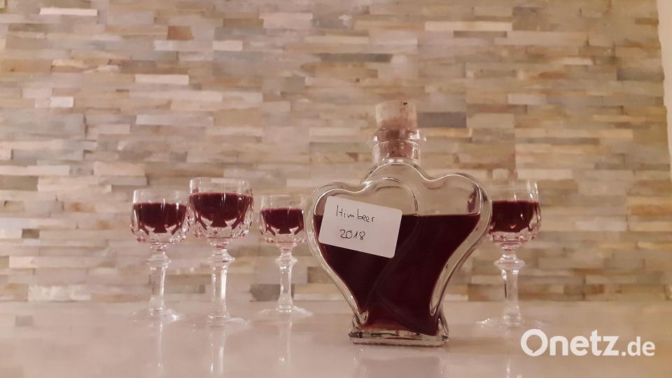 Aus einer schönen Flasche und edlen Gläsern schmeckt der selbst angesetzte Likör gleich noch einmal so gut. Bild: myd