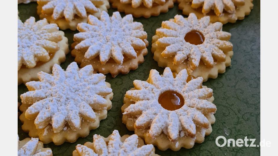 Die Kekse werden mit "Lemon Curd" gefüllt. Bild: Birgit Nirschl/exb