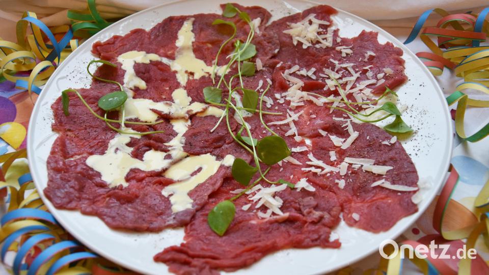 Dünn geklopftes Rinderfilet als Carpaccio, nach Belieben garniert mit Mayonnaise, Parmesan und Winterportulak. Bild: Stephanie Hladik