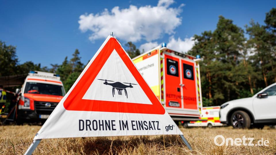 Mit Drohnen machten sich die Einsatzkräfte ein Bild von der Lage. Bild: Daniel Karmann/dpa