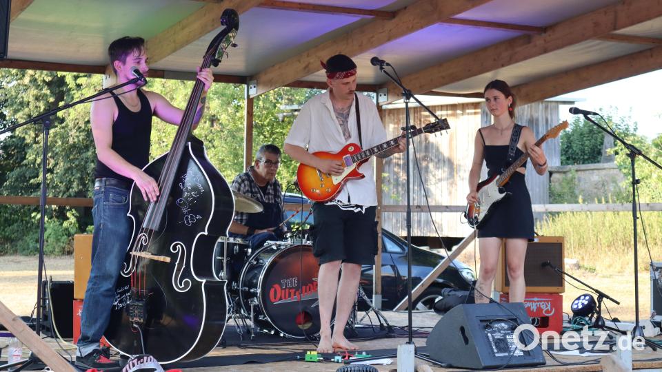 Die Outsiders spielen auf: und der Bass ist schon ein Hingucker. Bild: wrt