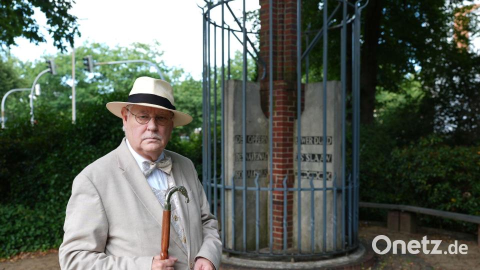 Legband stammt aus Itzehoe und kümmert sich seit Jahrzehnten um die Gedenksäule. Bild: Marcus Brandt/dpa