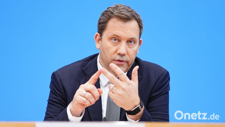 Finanzminister Klingbeil (SPD) fehlen in den kommenden Jahren Milliarden. (Archivbild) Bild: Michael Kappeler/dpa