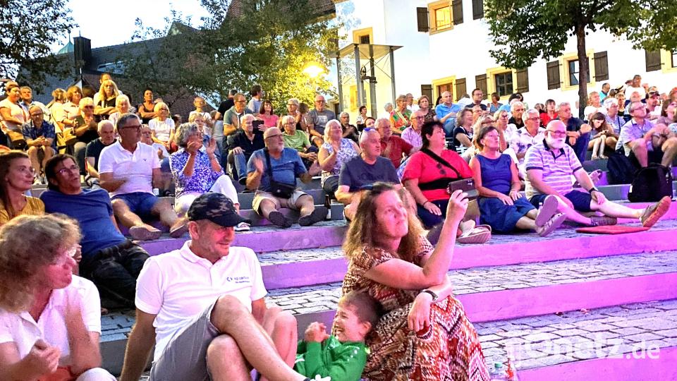 Über 300 Fans der Jukebox Heroes waren zum Konzert in die Altstadt gekommen. Bild: Claudia Völkl