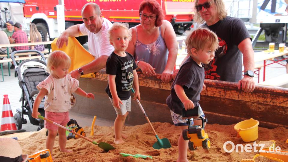 Die Kinder fanden es toll, in einem großen Sandkasten zu spielen. Bild: Konrad Rosner