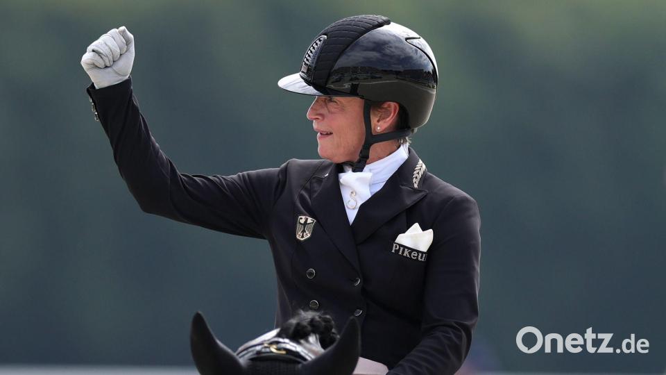 Rekordreiterin Isabell Werth jubelt bei Olympia in Paris. (Archivbild) Bild: Rolf Vennenbernd/dpa