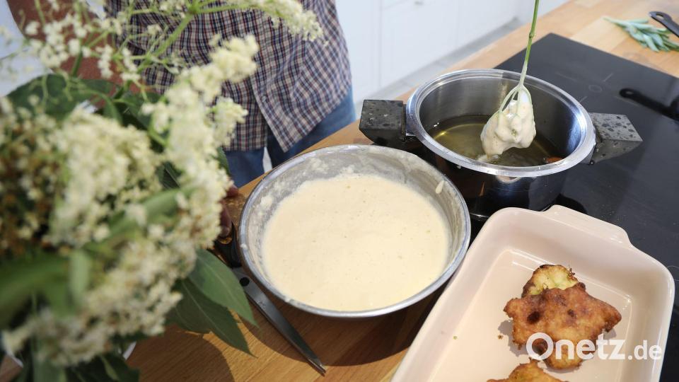 Die ausgebackenen Blüten werden mit Puderzucker bestäubt. Dazu schmeckt Apfelmus. Bild: Wolfgang Steinbacher