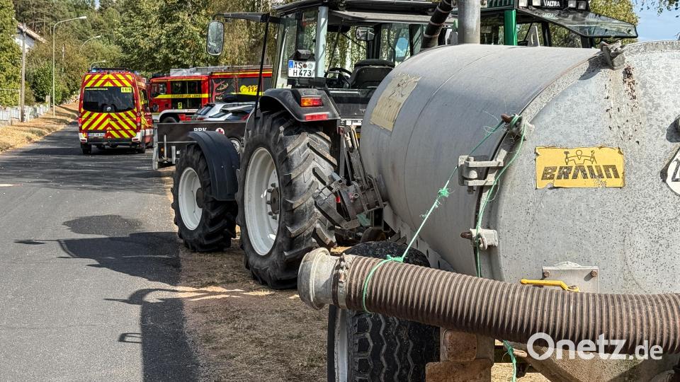 Auch Landwirte halfen wieder kräftig mit, das Feuer zu löschen. Bild: Petra Hartl