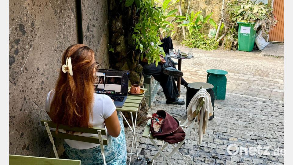 In den meisten Cafés in Canggu sitzen Remote Worker vor ihren Laptops. Bild: Carola Frentzen/dpa