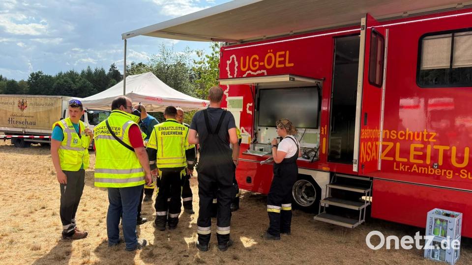 Die mobile "Einsatzzentrale" der Feuerwehren im Landkreis Amberg-Sulzbach, die Unterstützungsgruppe Örtliche Einsatzleitung nahe des Brandorts bei Holzhammer: Hier laufen alle Fäden zusammen. Bild: Petra Hartl