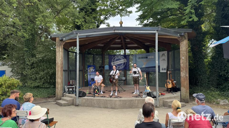 Die Oberpfälzer Spaß-Band Barbari Bavarii auf der Bühne der Volksmusik-Serenade, die dieses Jahr "moderner" konzipiert wurde, um auch jüngeres Publikum anzusprechen. Bild: Martin Gollwitzer