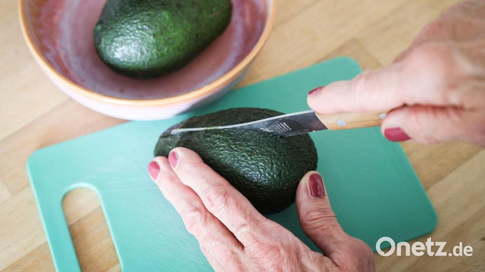 Die Avocado sollte beim Schneiden nicht in der Hand gehalten werden. Bild: Christian Charisius/dpa