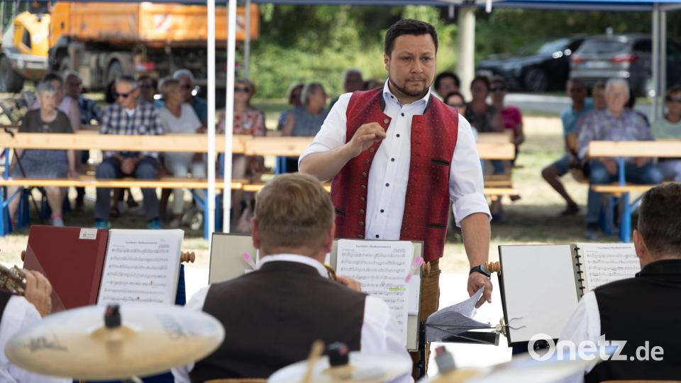René Bauer gab auf der Seebühne den Takt vor und leitete die Stadtkapelle Kemnath durch das abwechslungsreiche Konzert. Bild: Roland Wellenhoefer