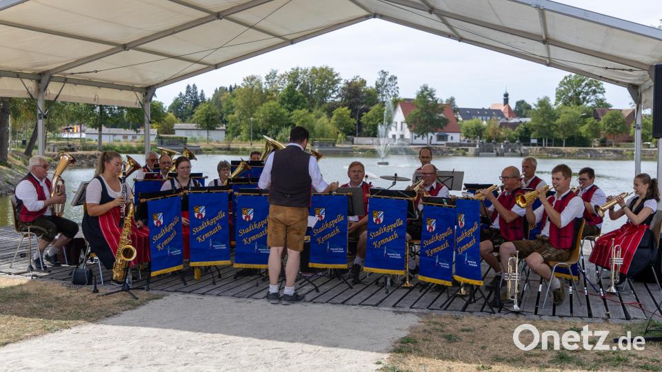 Die Stadtkapelle Kemnath spielte auf der Seebühne vor der Kulisse des Stadtweihers. Im Hintergrund setzte die Wasserfontäne einen sommerlichen Akzent. Bild: Roland Wellenhoefer