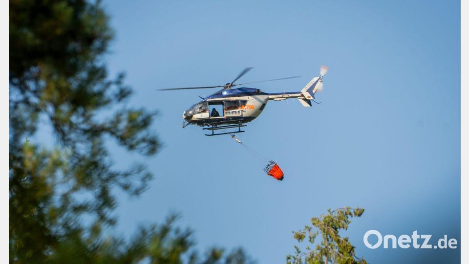 Auch aus der Luft wird gelöscht. Bild: Andreas Arnold/dpa