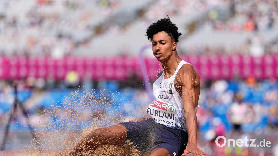 Mattia Furlani verletzte sich in der Qualifikation und wurde in einem Rollstuhl abtransportiert. Bild: Matthias Schrader/AP/dpa